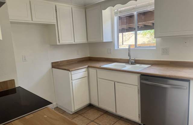 MOVE IN SPECIAL FIRST MONTH $1 2BD/1.5BA Two-Story Condo – Bullhead City | $1,050/Month Gallery 4