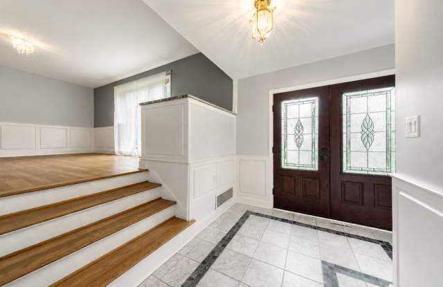 Large fenced in yard and Sun room! Gallery 3
