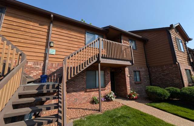 Spacious 2 Bed 1 Bath Condo in Aurora! Available Now! photos photos