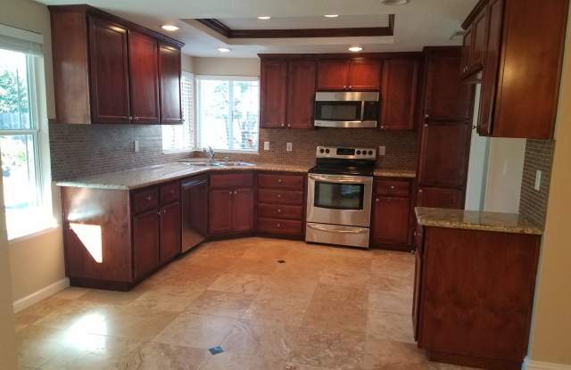 Lovely Roseville Home Close to School, Shopping and more! Gallery 3