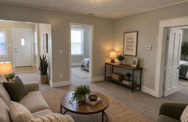 1506 W 10th St - Charming 4BR Home with Sunlit Rooms & Spacious Living Areas Gallery 4