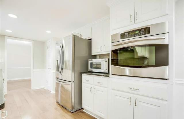 1022 Williamsburg Court Gallery 4
