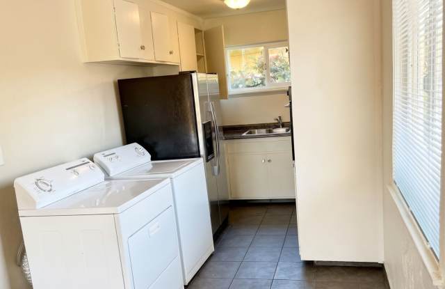 Utilities Paid! Spacious 2-Bed Oakland Unit w/ In-Unit Laundry & Gated Parking Gallery 2