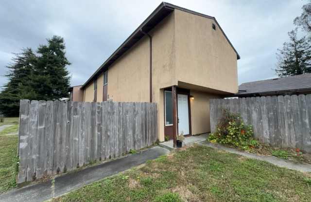 4 Bedroom 1.5 Bath Townhouse located in Arcata Gallery 3