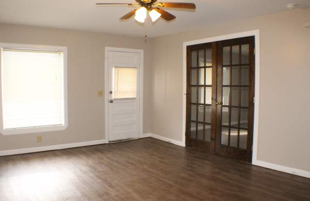 Adorable 2 bedroom 1 bath Broken Arrow Home, Close to the Rose District! photos photos