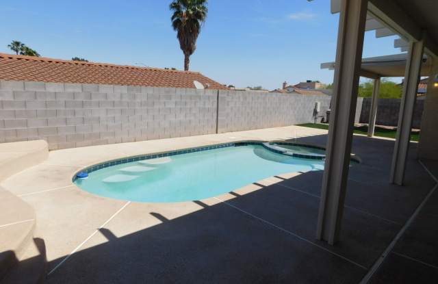 GORGEOUS SINGLE STORY WITH MANY UPGRADES*3 BEDROOMS*SPARKLING POOL AND SPA! Gallery 4