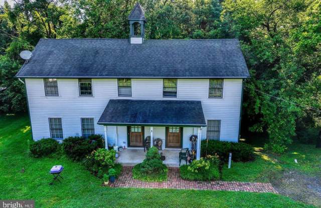 Charming Twin Oak Historic House Gallery 2