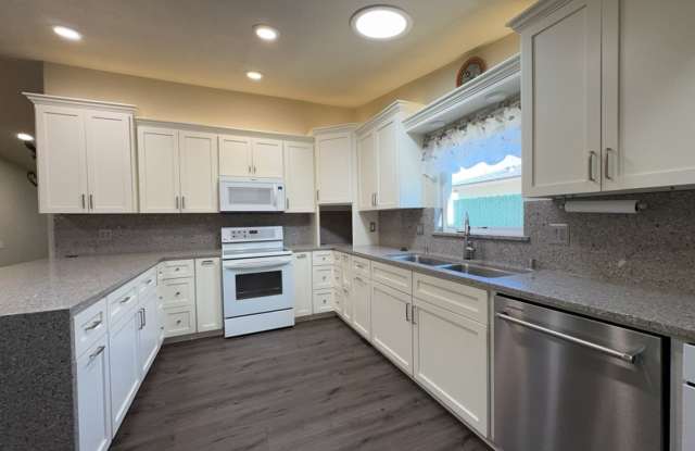 Beautiful 4 Bedroom 3 Bathroom House For Rent-Available now! Gallery 4