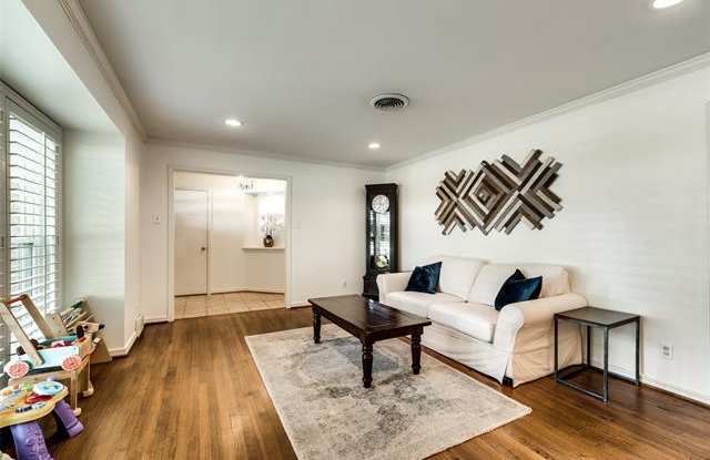 6240 Saratoga Circle Gallery 3