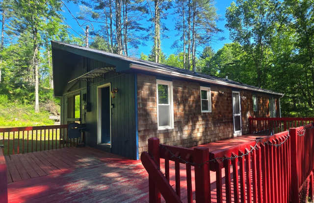 Cozy 3 bedroom house in Henryville with large deck! photos photos