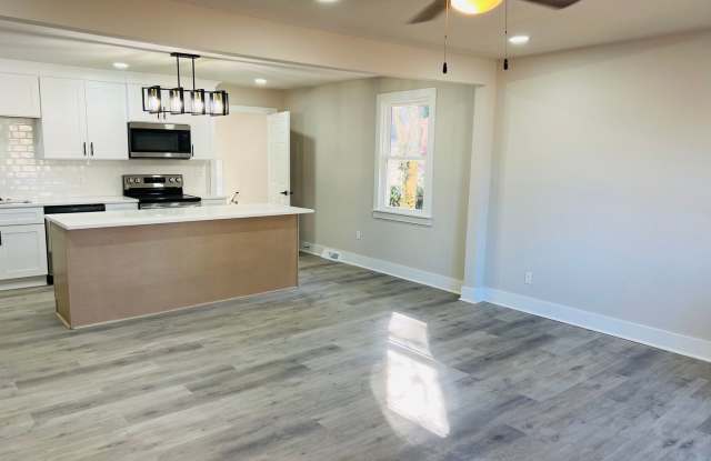 4/2 Renovated Home Move In Ready Now! Gallery 4