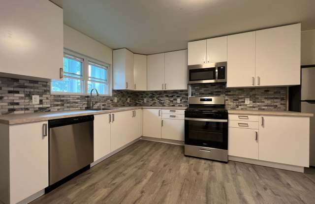 Updated 3BR House with fenced yard! photos photos