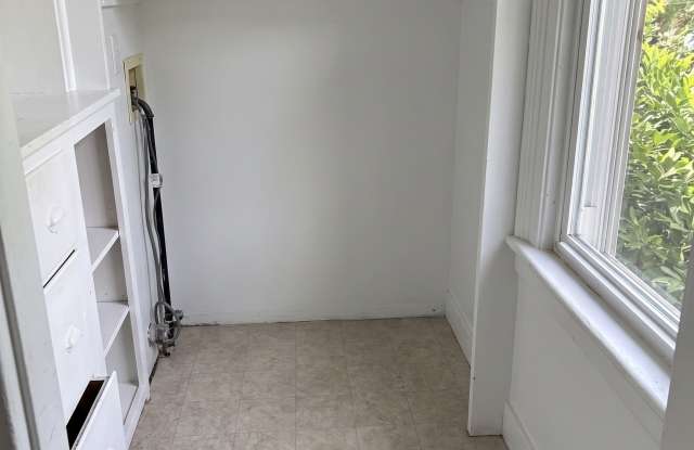 90 Oak Street Gallery 3