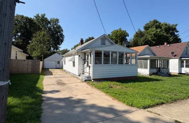 Freshly Turned 2-Bedroom House in Peoria — Move-In Ready, Appliances Included photos photos