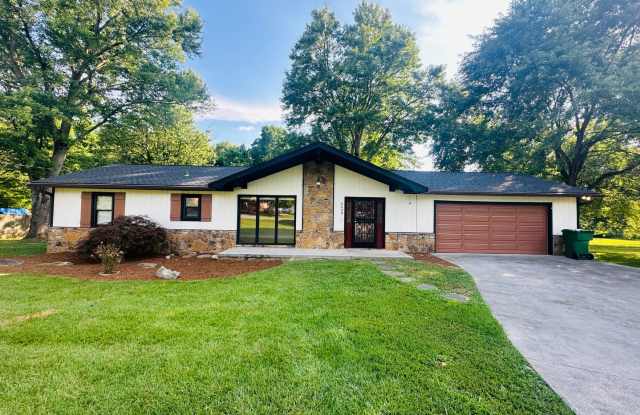 Large 2 bed/2bath & 2-car garage on huge yard Gallery 1