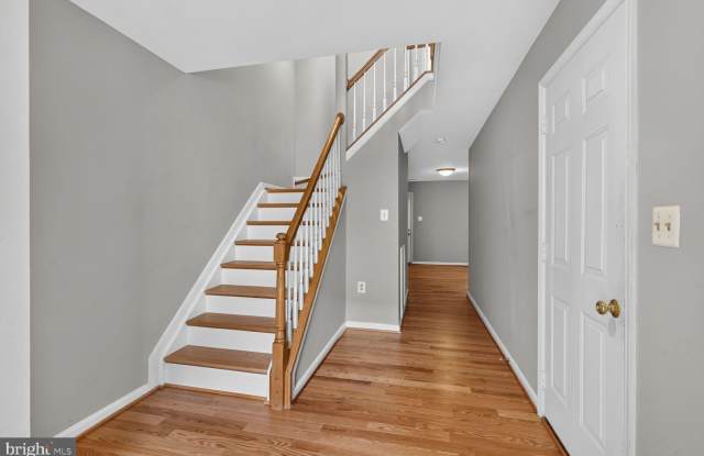 2432 CLOVER FIELD Circle Gallery 3