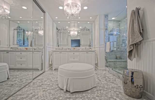 BEAUTIFULLY REMODELED, 1474 SQ FT, SPLIT LEVEL TOWNHOUSE W/ SPACIOUS PATIO, BALCONY  TOP OF THE LINE AMENITIES THROUGHOUT IN PRESTIGIOUS, GATED MANHATTAN VILLAGE! - 18 Grenada Court, Manhattan Beach, CA 90266