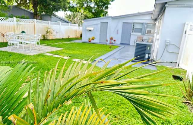 7121 Taft St photos photos
