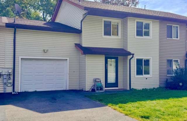 SPACIOUS THREE BEDROOM TOWNHOME Gallery 3