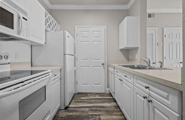 Charming Clearwater 1 Bedroom Condo with Secure Parking and Community Pool Gallery 4