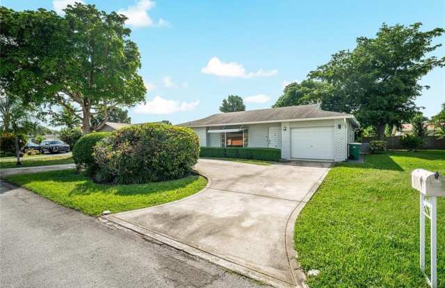 9608 NW 67th St photos photos