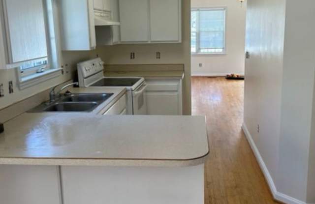 Charming 3 Bed / 2 Bath Home with Screened Porch + Fenced Yard in New Bern Gallery 4