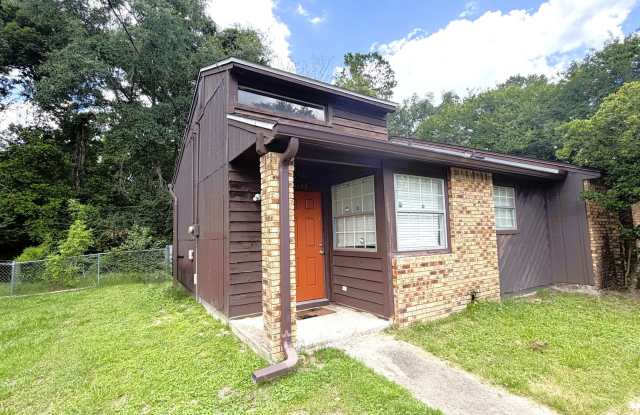 COZY 1/1 w/ Open Floor Plan, Vaulted Ceilings, Fenced in Yard, Solid Floors, Patio, & Washer/Dryer! Avail August 1st for $995/month photos photos