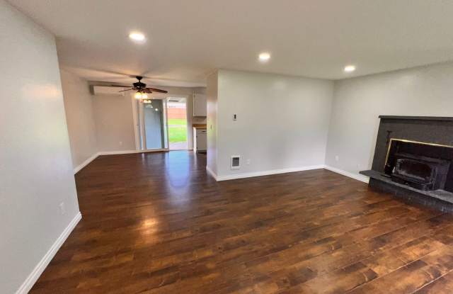 Charming Rambler- 3bd 1bath Includes Den and Huge Fully Fenced Backyard Gallery 4