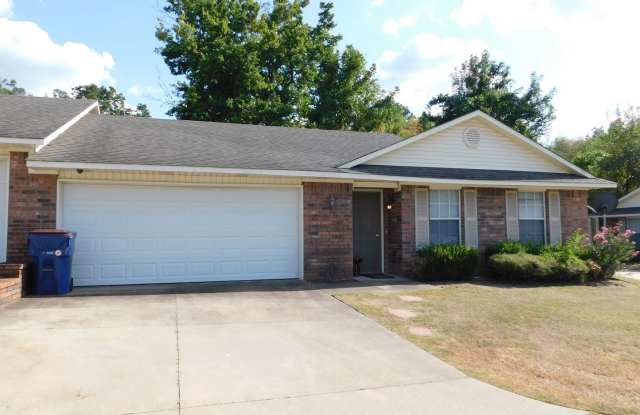 Spacious 2 bedroom, 2 bath duplex Gallery 3