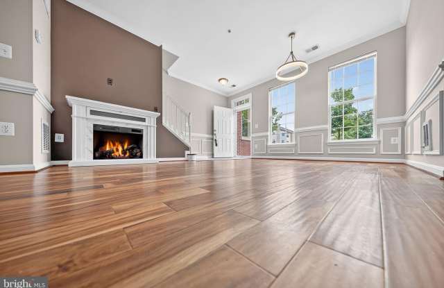 15825 JOHN DISKIN Circle Gallery 4