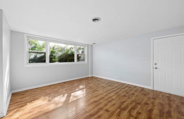 1510 W Addison Street Gallery 3