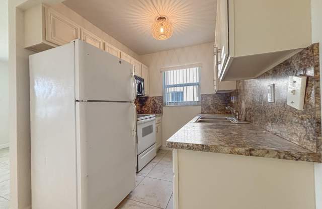 2131 NE 40th Court E photos photos