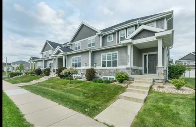 Beautiful 3 bed condo AVAILABLE NOW Gallery 1