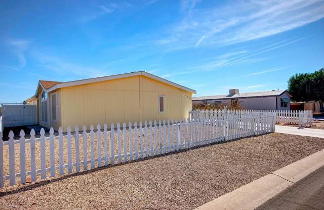 Nice 3 bed 2 bath modular home in East Mesa! Gallery 1