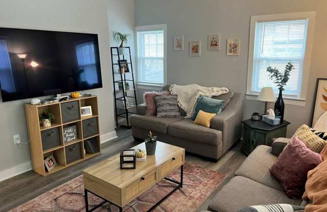 2-Bedroom Home Near UI Campus & Downtown Gallery 4