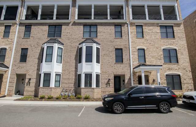 Walkable Short Pump Living with a Huge Private Deck photos photos