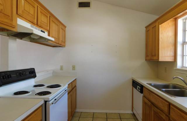 Spacious 2 bedroom, 2 bath duplex Gallery 4