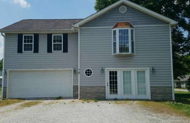 Beautiful 2 Bedroom 2 Bath with spacious bonus room - 1200 South Spring Street, Manchester, TN 37355