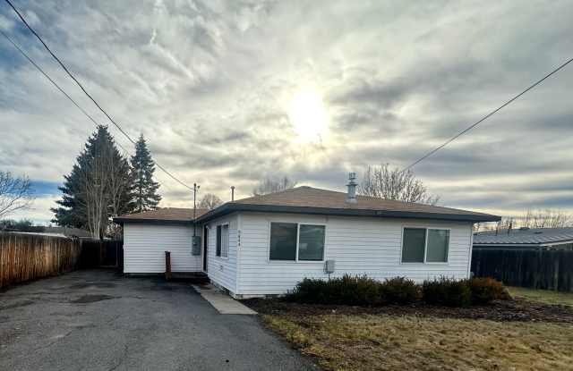 3bdrm, 2 bath Family home with fenced yard, deck and RV parking! - 5844 Delaware Avenue, Altamont, OR 97603