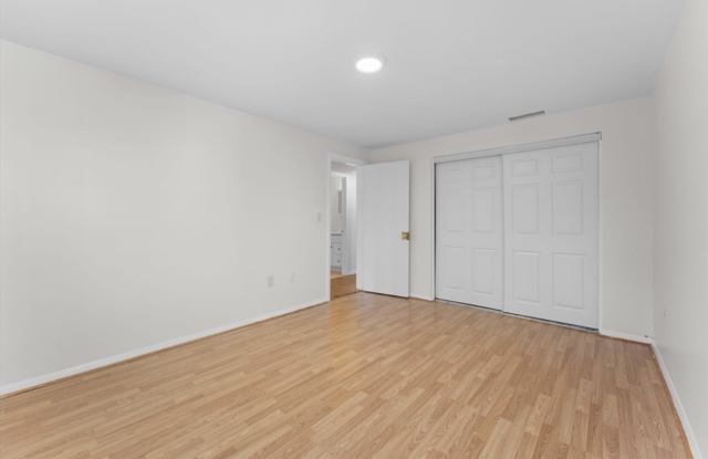 35 Eagle Ave Gallery 4