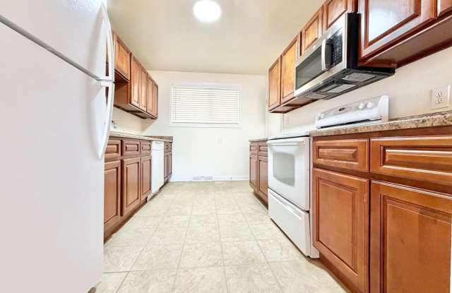 Spacious Lakewood Duplex Steps from O'Kane Park Available for Immediate Rental!!! Gallery 3