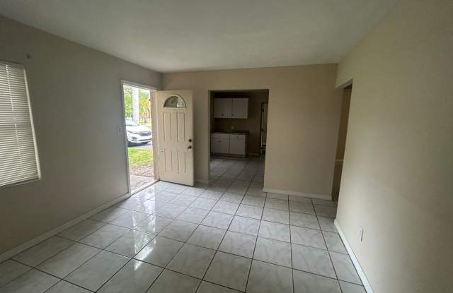 Recently reduced!    3/1 off Palm Beach Blvd Gallery 3