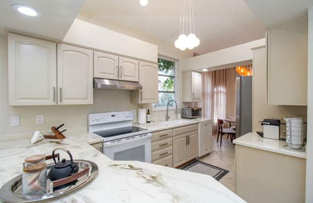 ***NAPLES PARK***FURNISHED SHORT-TERM RENTAL***AVAILABLE IN APRIL 2025*** photos photos