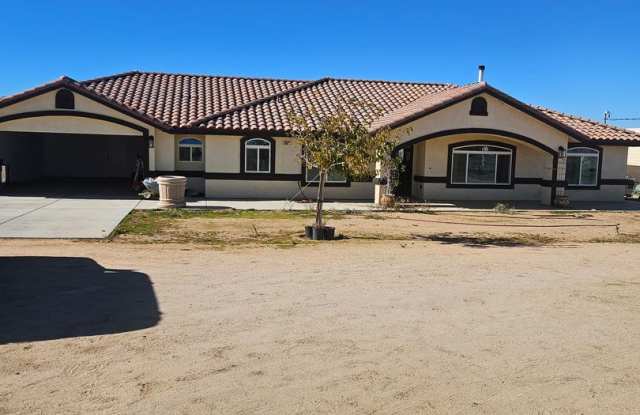 STUNNING CUSTOM APPLE VALLEY HOME - 10624 Joshua Road, San Bernardino County, CA 92308