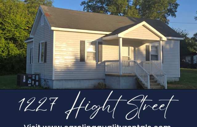 2 Bedroom/1 Bath House In Town Gallery 1