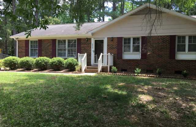 6640 Lyndale~NEW-Small pet allowed!~ All hardwoods~Covered porch~ Fenced back yard~3 brm 2 bath ~ - 6640 Lynndale Drive, Raleigh, NC 27612