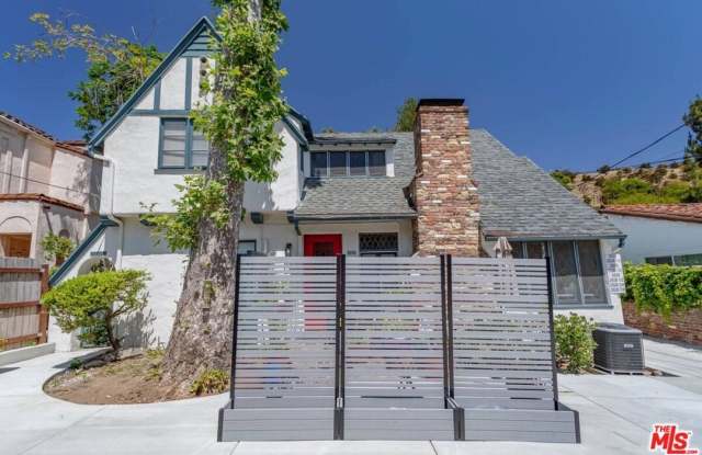2628 N Beachwood Dr Gallery 1