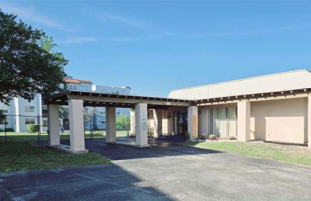 2860 SOMERSET Drive Gallery 3