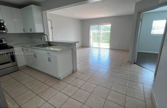 200 Palm Cir W Gallery 3