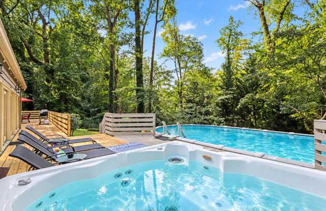 FURNISHED: Modern 6 Bdrm (7 beds) Home with BBQ, Foosball, HotTub & Private Pool - Close To Airport&Downtown Gallery 3